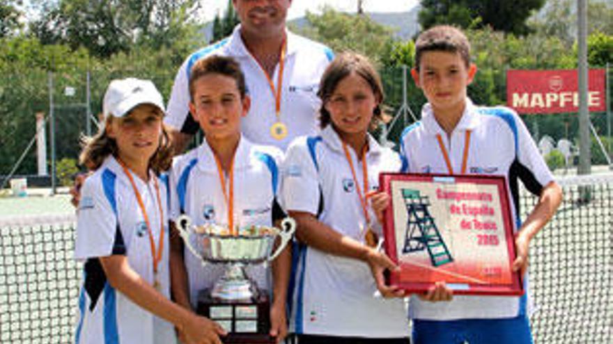 Imagen del equipo alevín del Club Atlético Montemar proclamado campeón de España