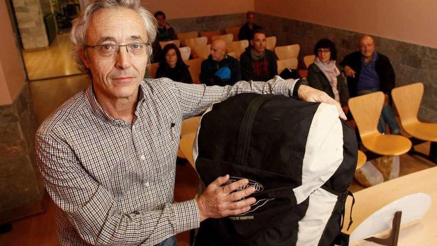 José Luis Bernal, con la mochila en la que guarda el parapente.