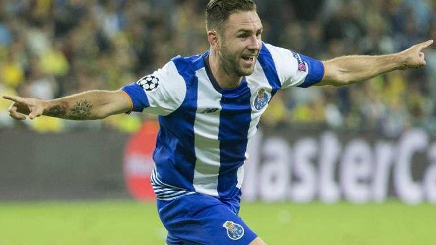 El mexicano Miguel Layún, en un partido con el Oporto.