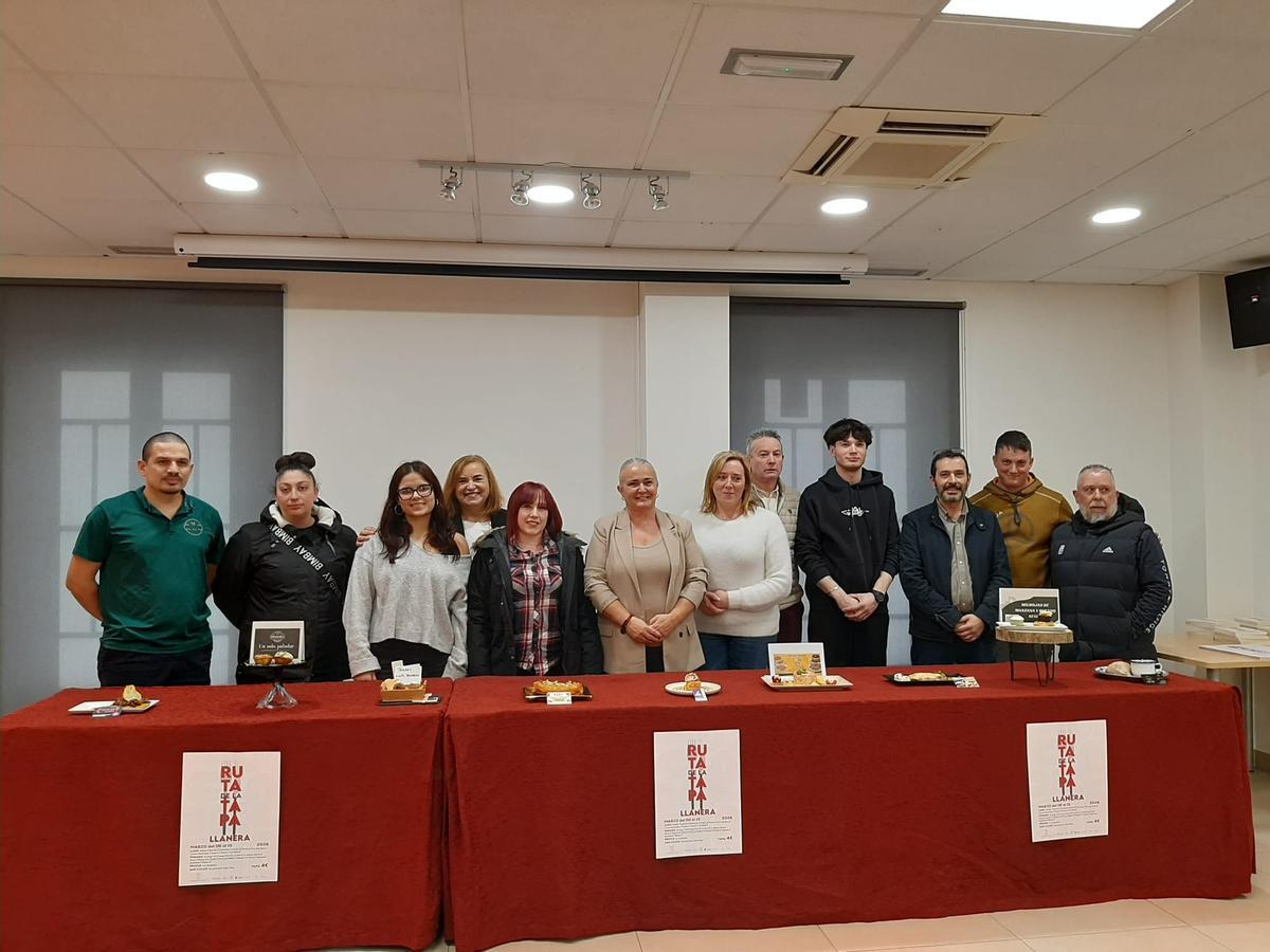 La alcaldesa, Eva María Pérez, en el centro, y la edil de Cultura, Montserrat Alonso, a su derecha, con los hosteleros participantes.