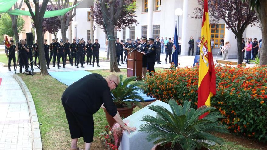 La madre de Francisco durante uno de los homenajes que se le han rendido al policía.