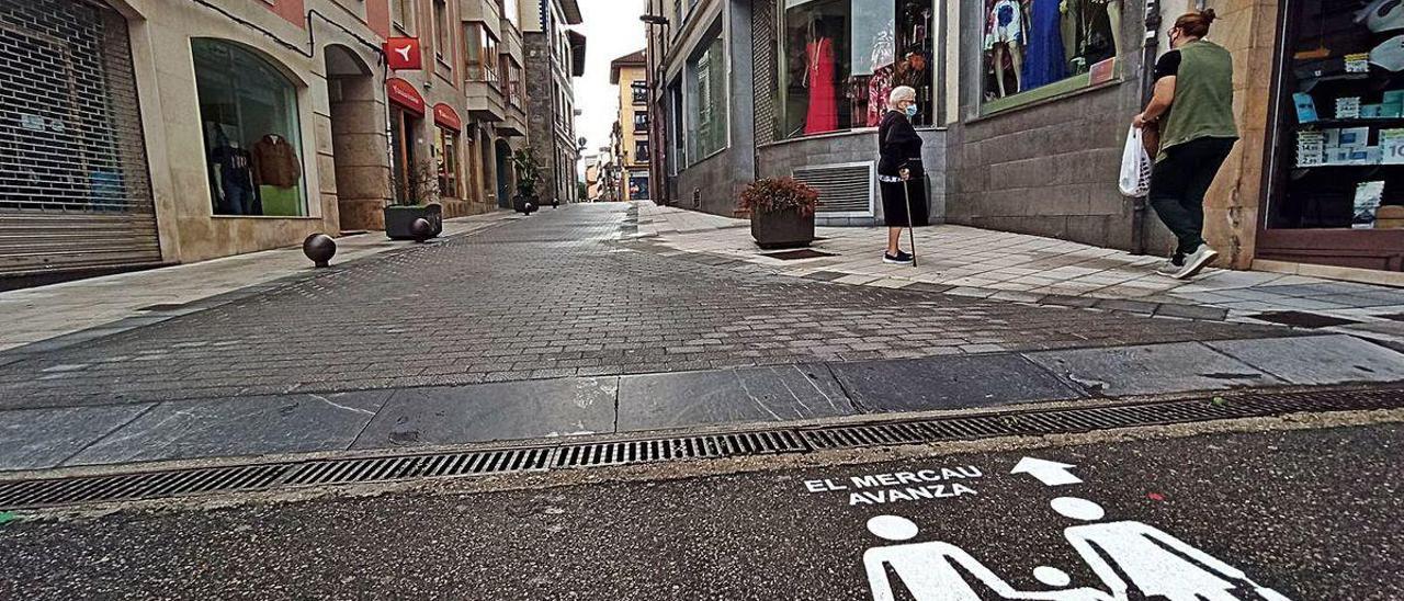 Señalización horizontal recién pintada en Grado para indicar a los visitantes el recorrido total del mercado.