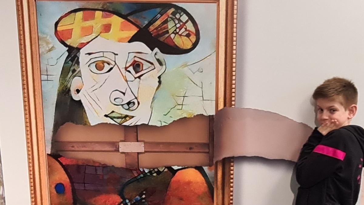 Un niño pone cara de inocente tras haber destrozado un Picasso.