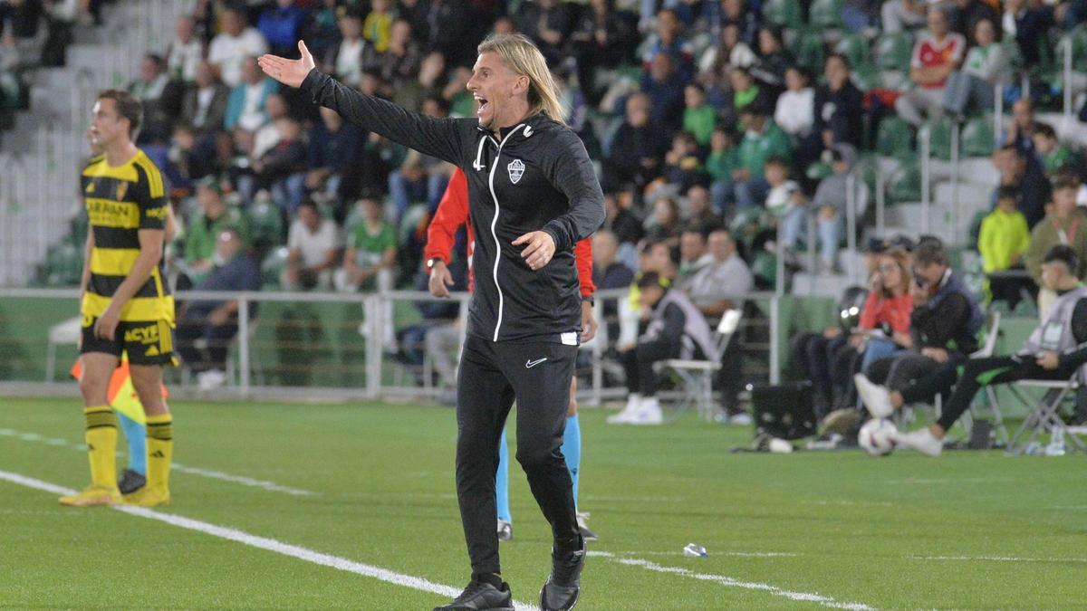 Sebastián Beccacece, dando instrucciones, durante el partido