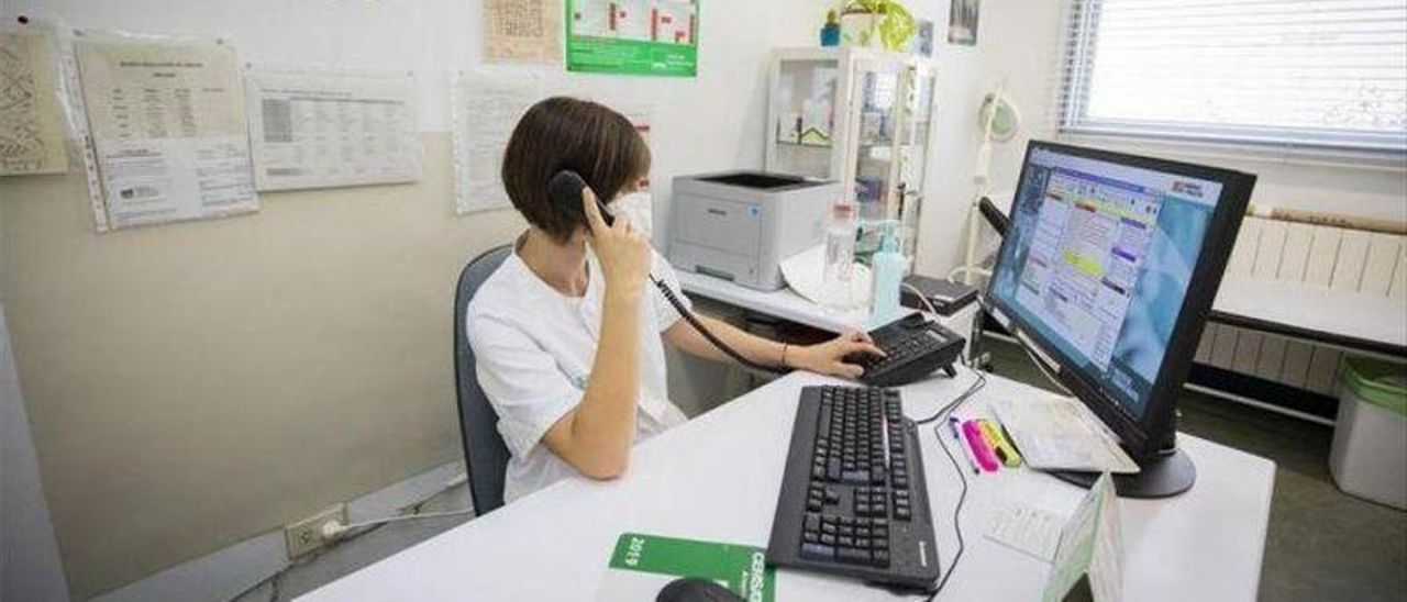 Un médico en su consulta, en Plasencia han atendido hasta a 95 pacientes en un día.