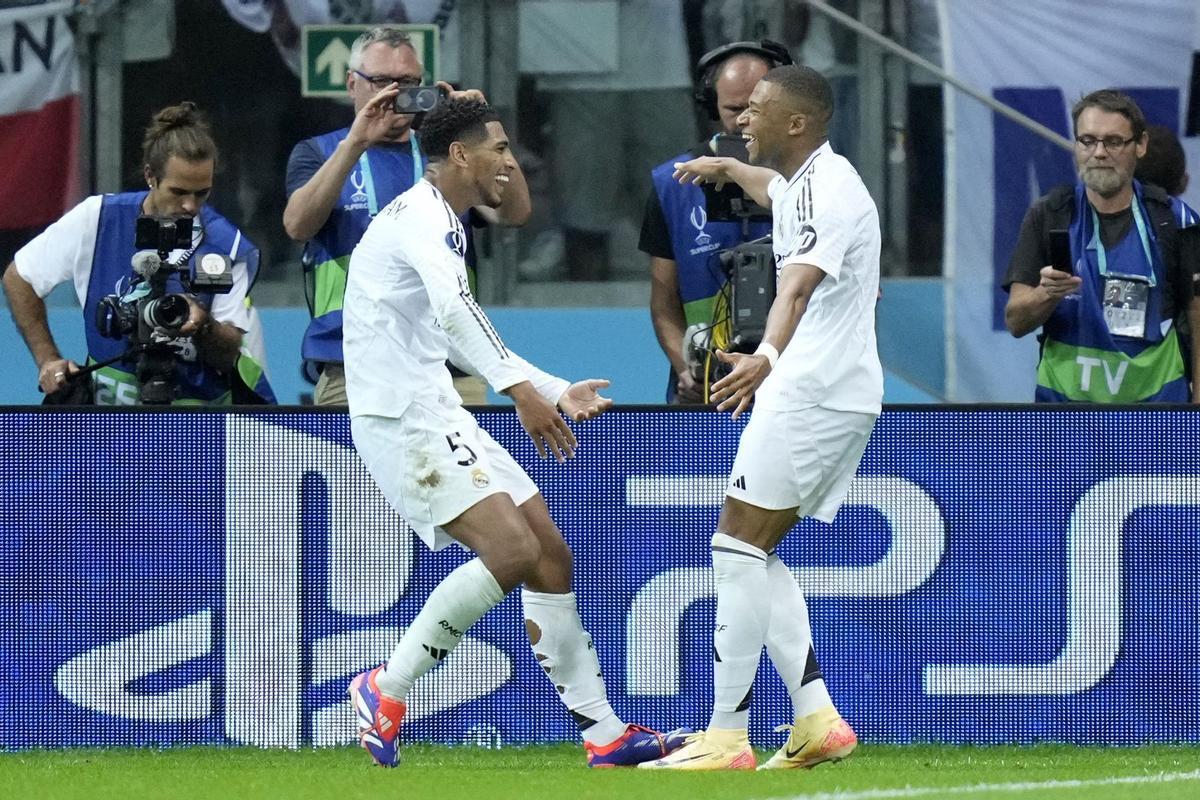 Jude Bellingham celebra con Kylian Mbappé su primer gol como jugador del Real Madrid.