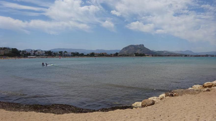 Dénia cierra al baño la playa de Els Molins por la presencia de bacterias