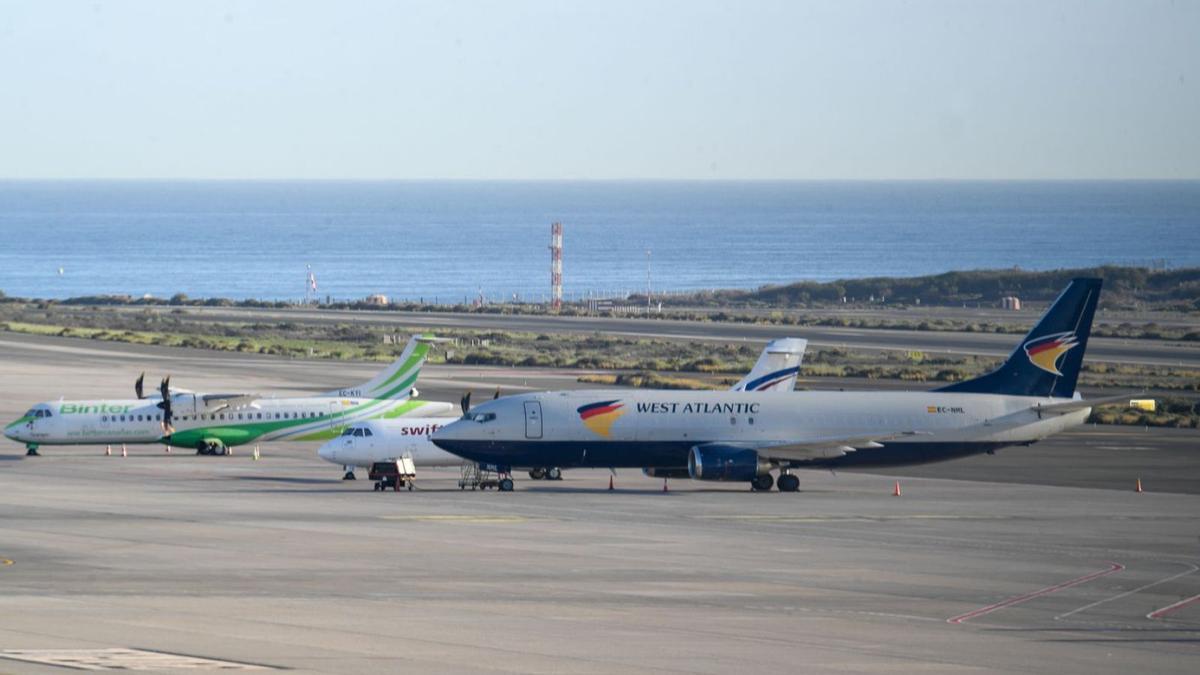 Aviones en el aerouerto de Gran Canaria en una imagen de archivo.