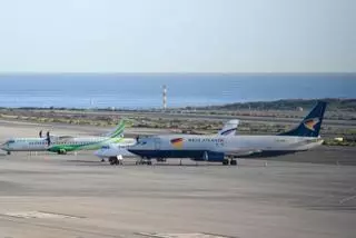 La UE libra a Canarias de la tasa a los aviones por la emisión de C02