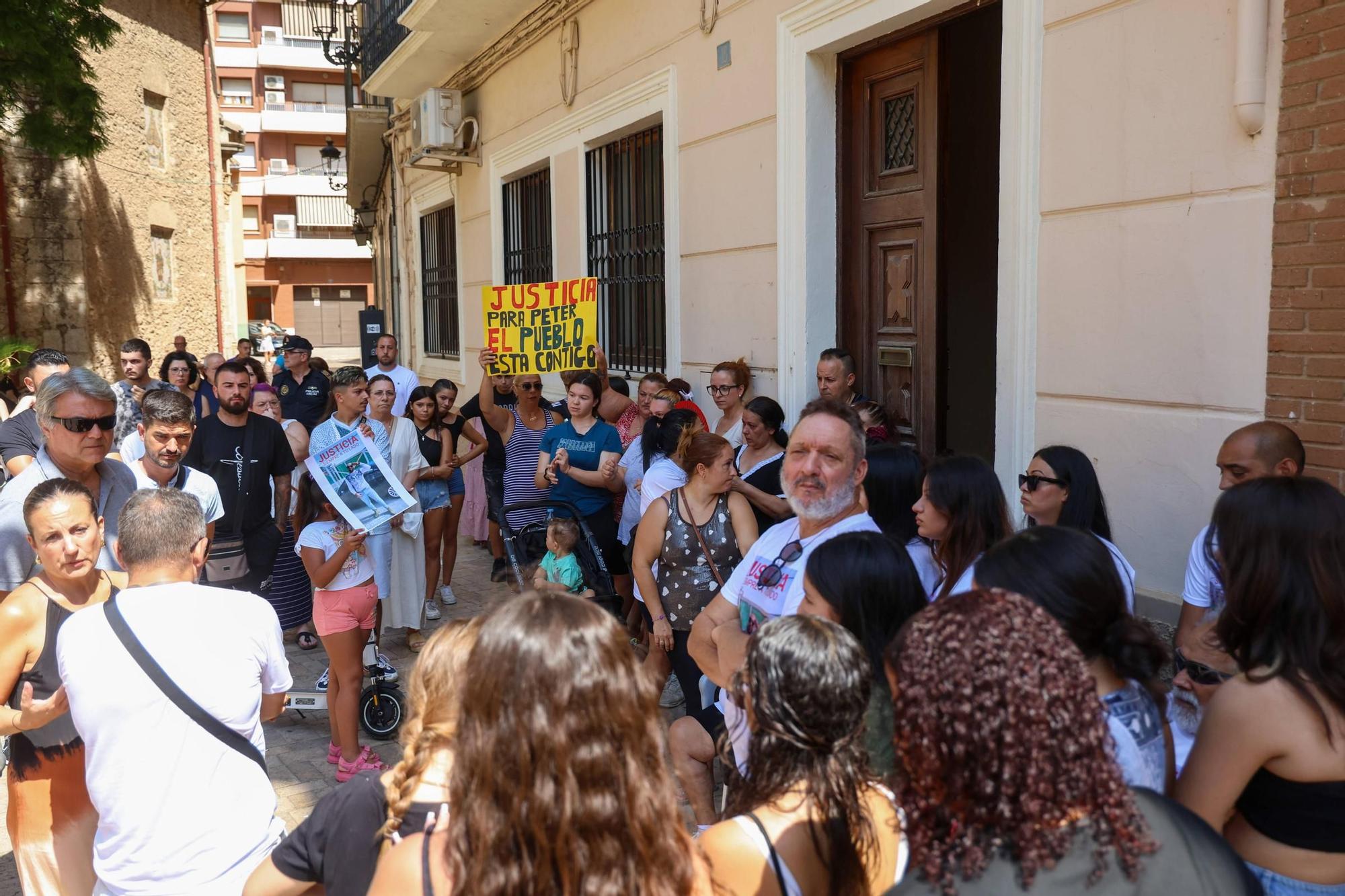 Familiares y amigos de Petar Krasimirov, asesinado a cuchilladas en Carcaixent, guardan un minuto de silencio