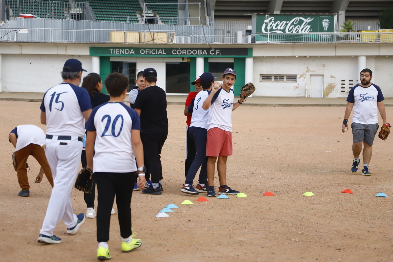El béisbol une a cordobeses y migrantes en el club Kyrios
