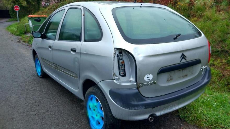 Abandonan un coche en un punto de contenedores de Bergondo