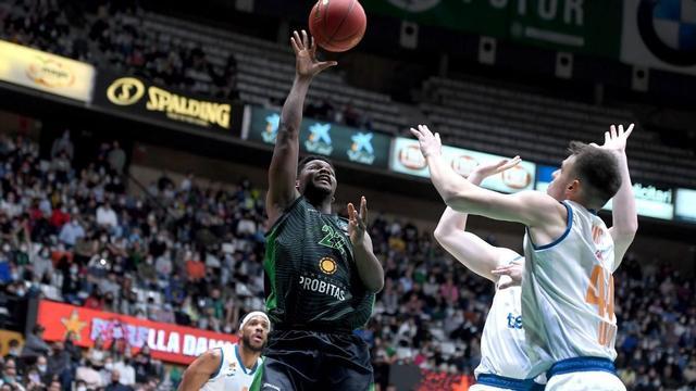 Acción del duelo entre la Penya y el Ulm
