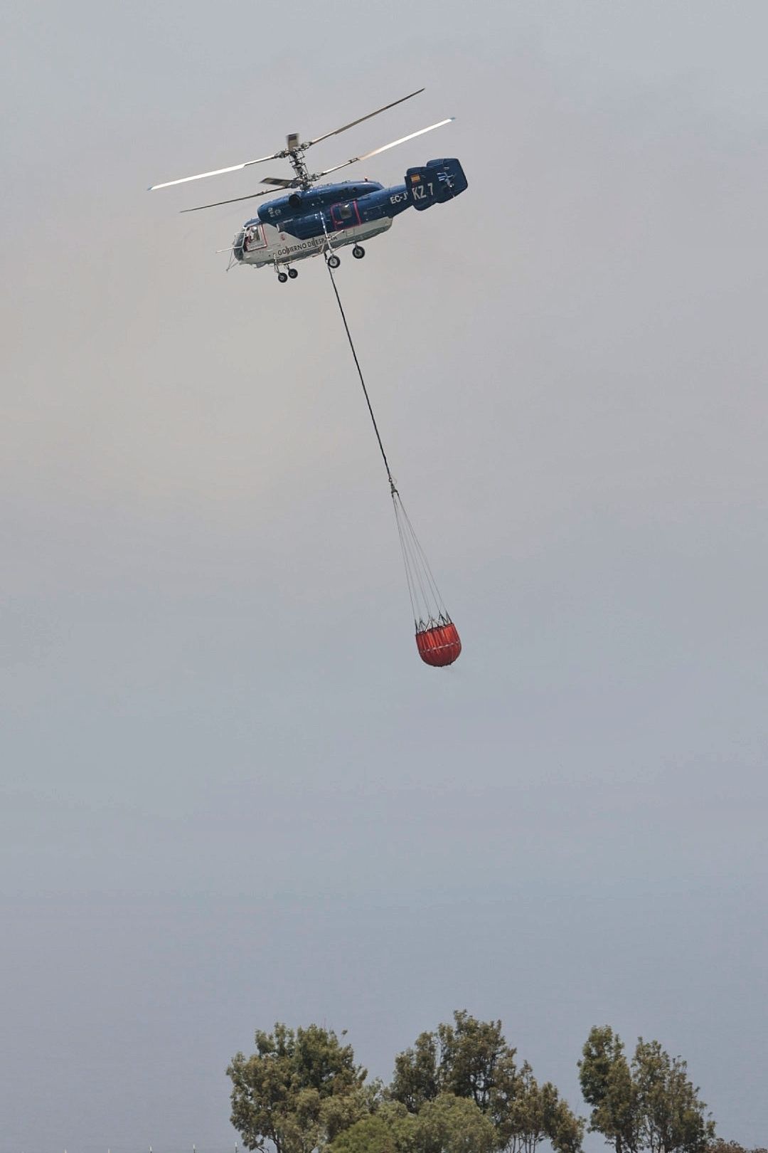 Recarga del helicóptero que lucha contra el incendio de Tenerife en una balsa de Los Realejos