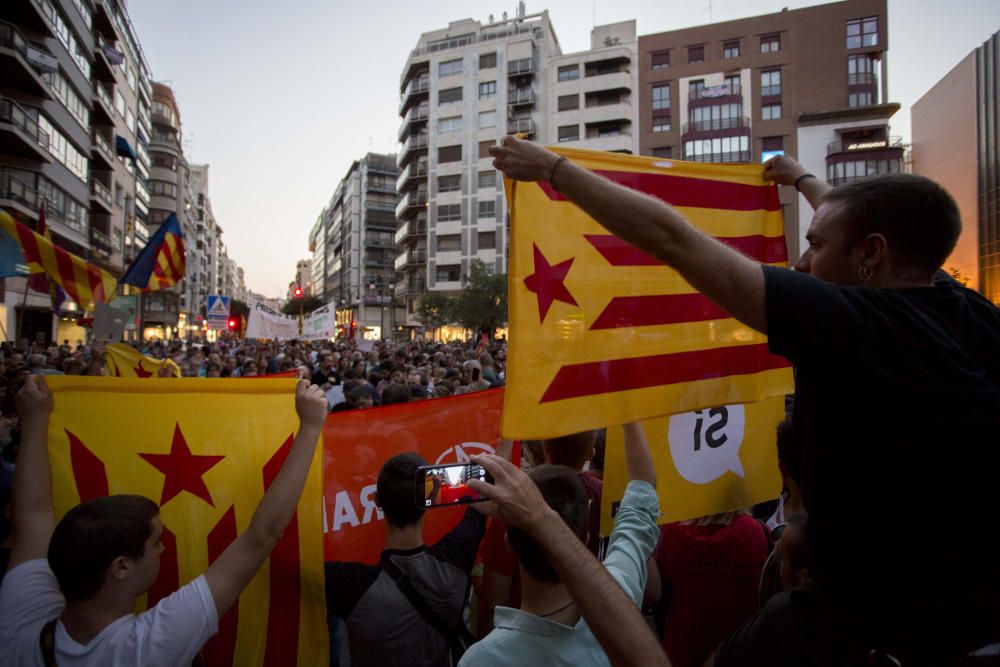 Las operaciones policiales contra los organizadores del referendum independentista en Cataluña provocaron varias concentraciones de simpatizantes del movimiento independentista frente a la delegación de gobierno en Valencia.