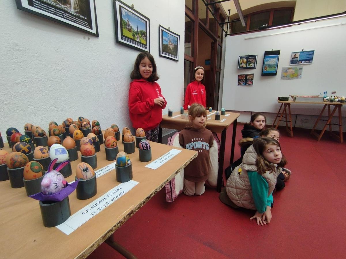 Algunos de los escolares, junto a la mesa con los huevo ganadores.