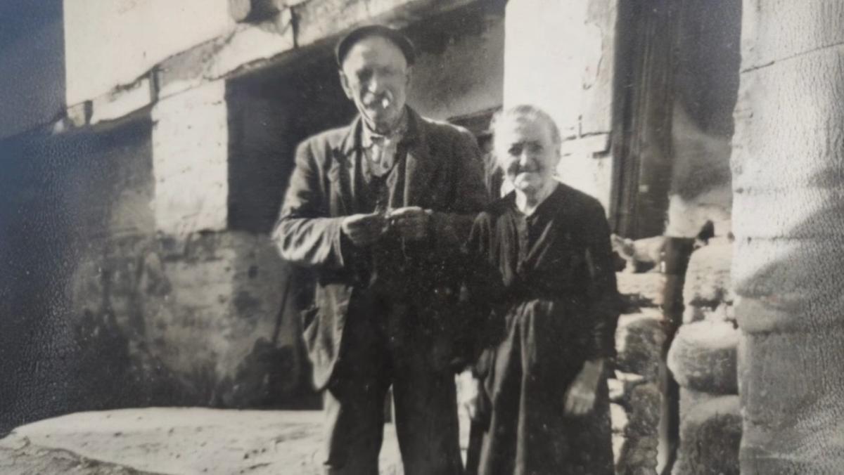 Fotografía de los padres de los bisabuelos de Virginia, en su casa.