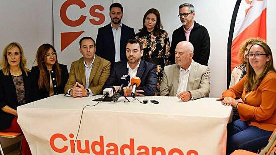 Saúl Rodríguez (en el centro) durante la presentación de las listas de Ciudadanos al Senado y al Congreso.