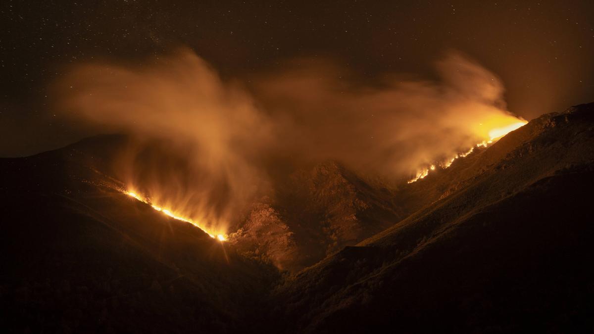 Vista nocturna do incendio máis grave da historia de Galicia, orixinado en Larouco.