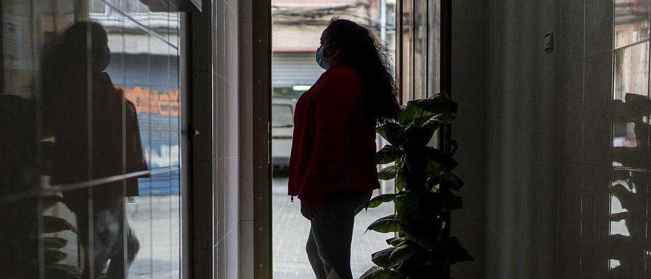 Mariana V., inmigrante ecuatoriana acosada por las deudas, en el portal de su casa en Cornellà.