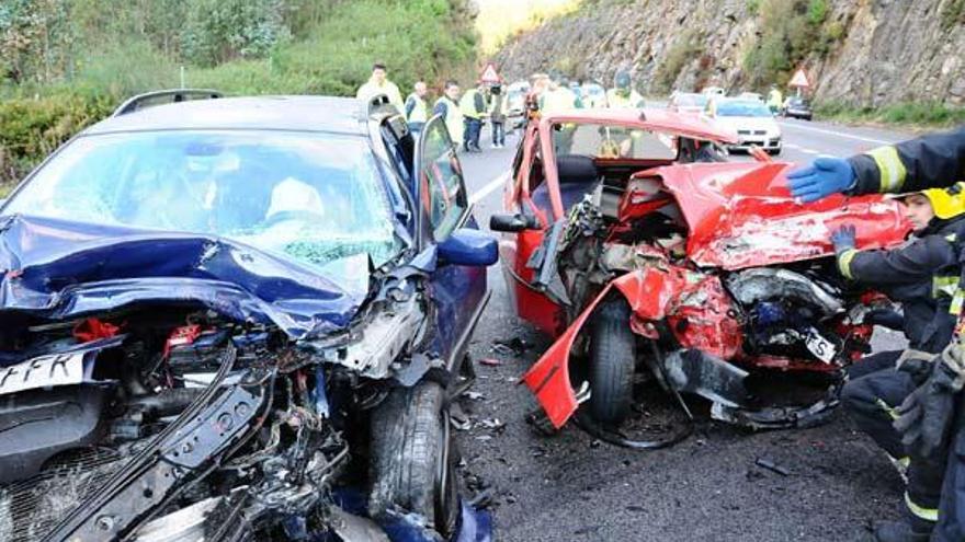 Estado en el que quedaron los dos coches en el accidente mortal de ayer en el Corredor do Morrazo, en el tramo de Domaio, muy cerca de la salida en Rande.