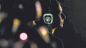 Una mujer con unos auriculares en una instalación del Festival Sónar 2023