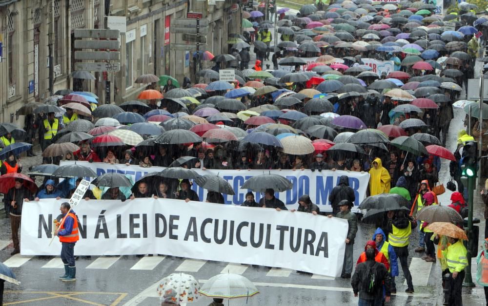 Miles de marineros protestan en Galicia para defen