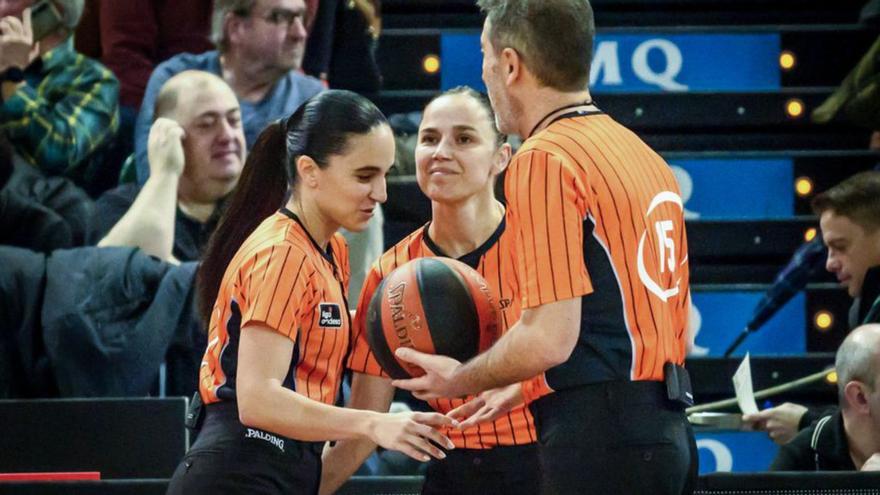 Yasmina, a l'esquerra, en el partit a Bilbao