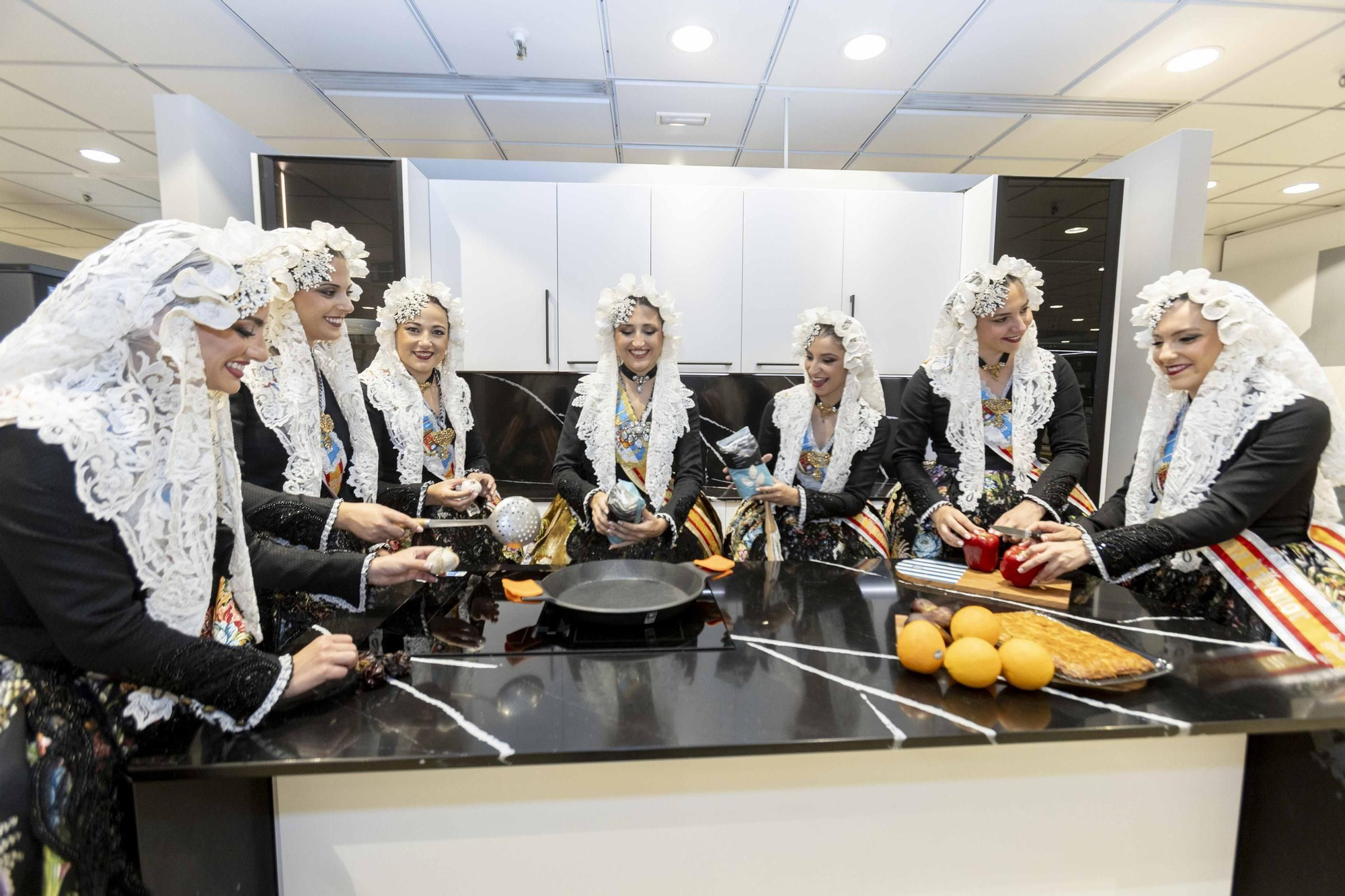 La Bellea del Foc y sus damas de honor cocinan la Fiesta a fuego lento