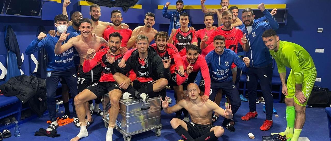 La imagen del éxito. Los jugadores del Tenerife, titulares y suplentes, celebrando la victoria en el vestuario de El Toralín.