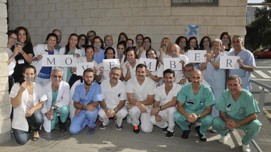 Los profesionales del Hospital Doctor Negrín se dejan crecer el bigote