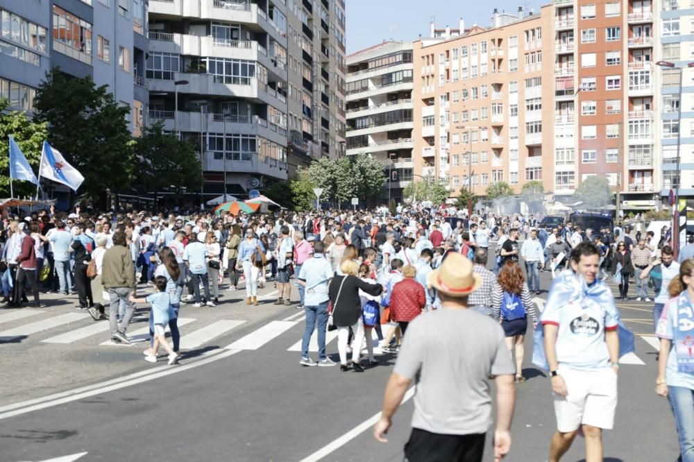 Buen ambiente en los aledaños de Balaídos en las horas previas al derbi gallego entre el Celta y el Dépor.