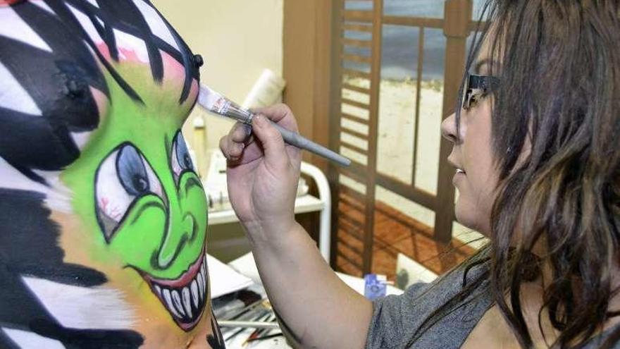 Diana Amoedo realizando un &quot;body paint&quot;. // D.P.