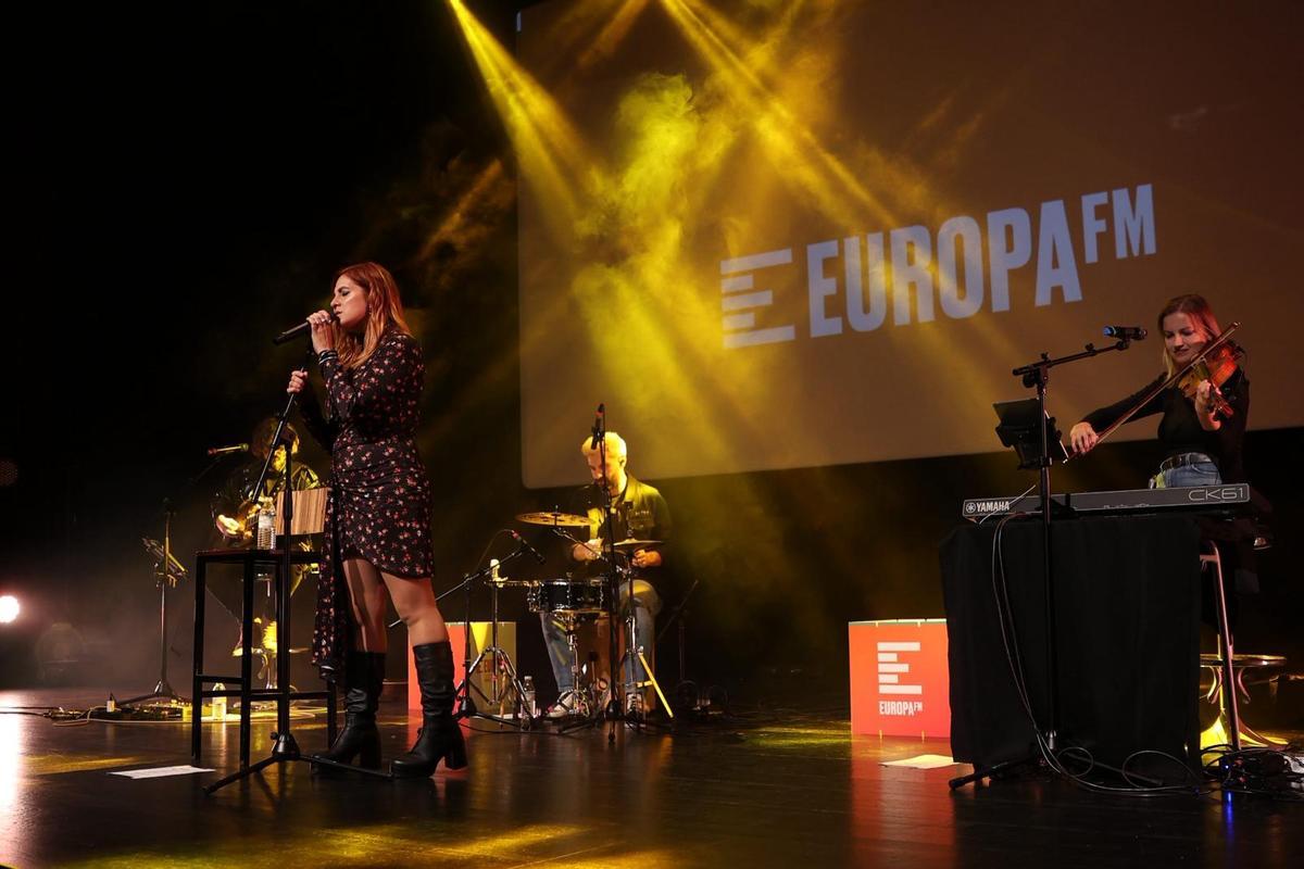 La cantante Leire Martínez llenó el recién reformado teatro.