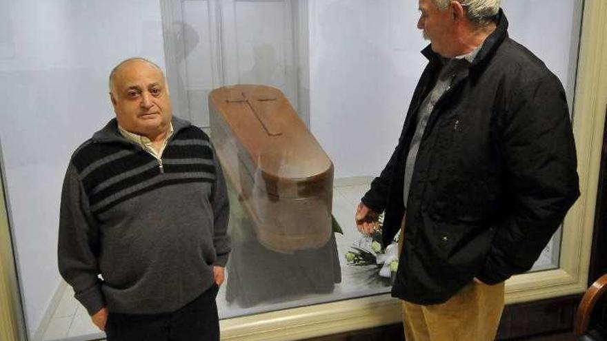 José Antonio Rodríguez, junto a un amigo y el féretro de su hermano, ayer.