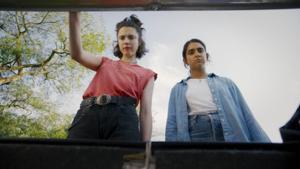 Un fotograma de la película Dos chicas a la fuga