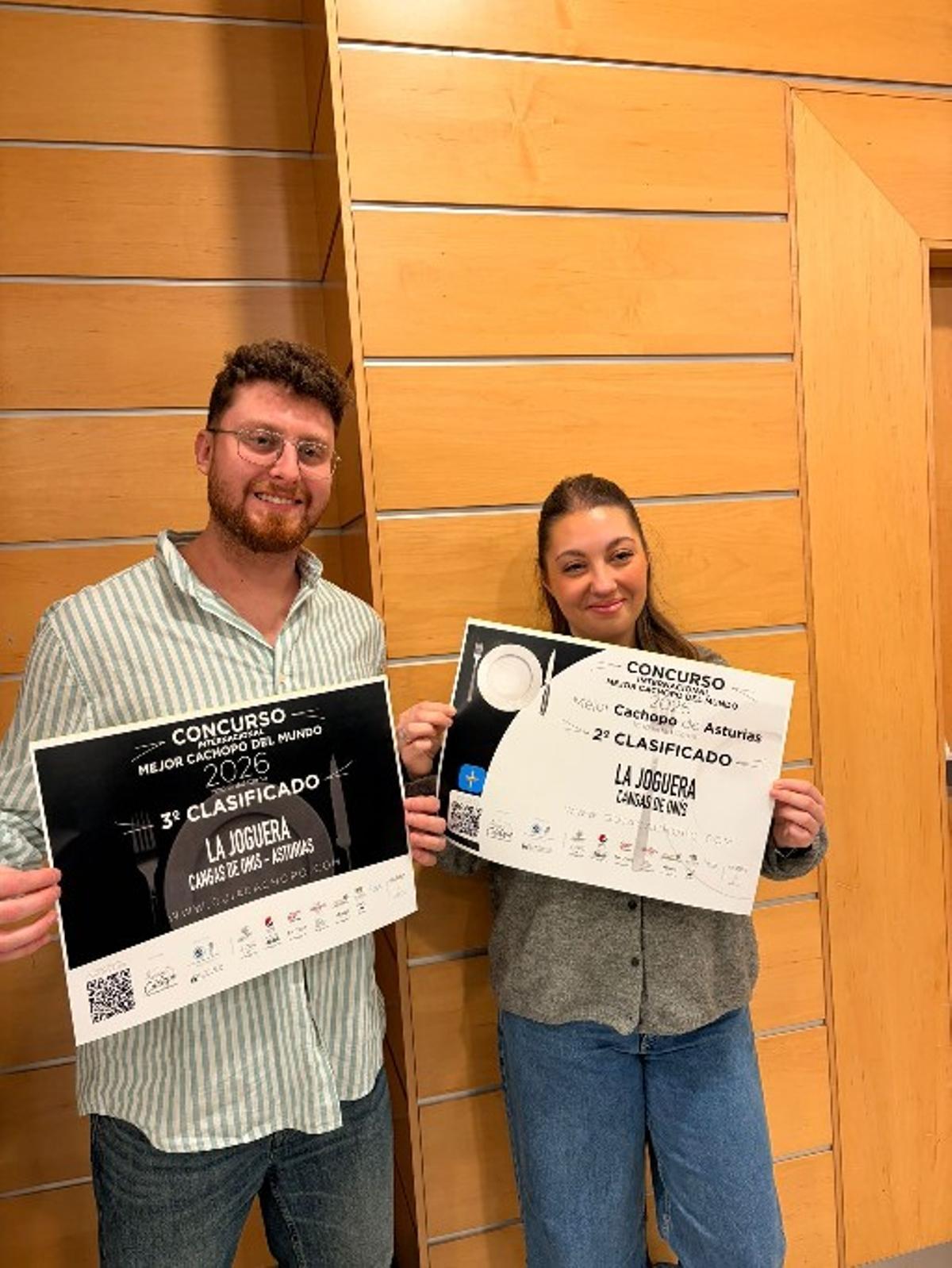 Jaime Carbajal y Cristina Rodriguez Noriega, de La Joguera, de Cangas de Onís, con sus diplomas