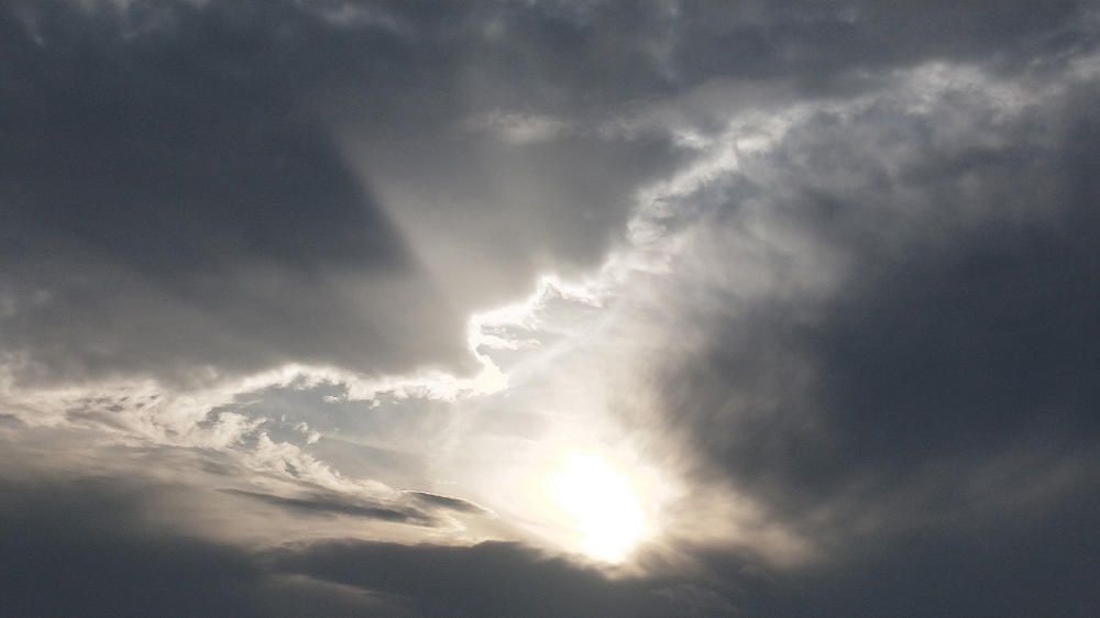 El sol intentant superar la capa de núvols a Cardona.