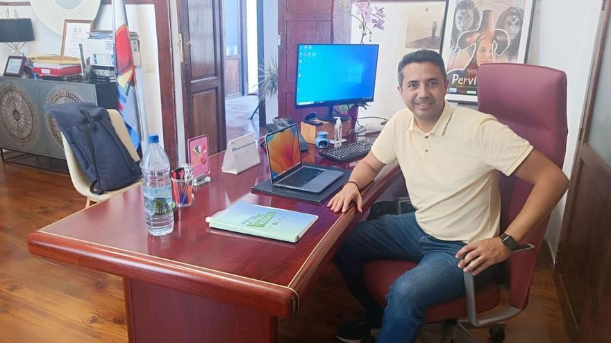 Jesús González, a mediodía de ayer, en sus primeras horas en el despacho de la Alcaldía de Agaete. | | J. B.