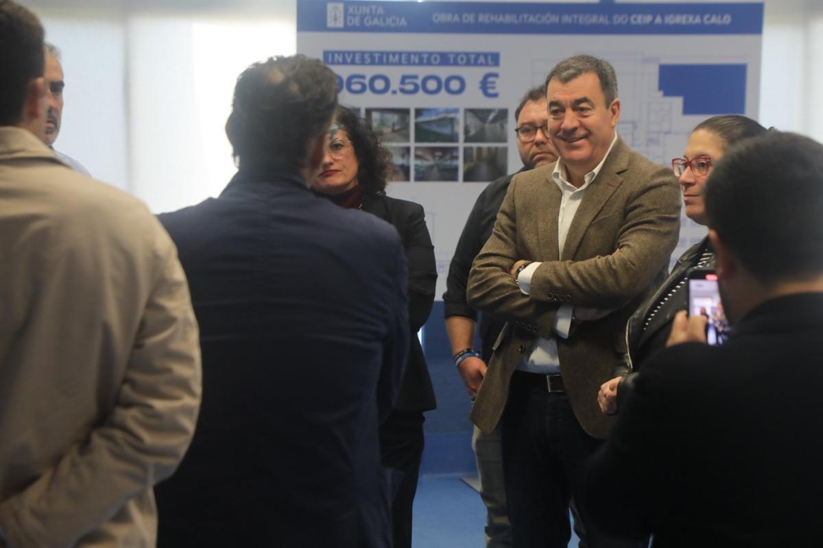 El conselleiro de Educación, Román Rodríguez, presentó este miércoles el proyecto de rehabilitación del CEIP A Igrexa-Calo