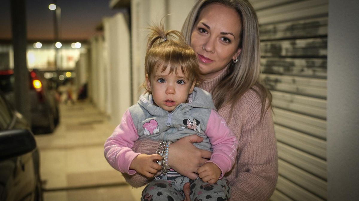 Rocío Flores con su hija Noa en su calle de Cerro Gordo.