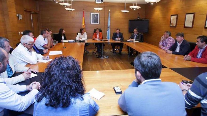 La conselleira de Mar y diversos representantes de su departamento y de las cofradías arousanas, ayer.