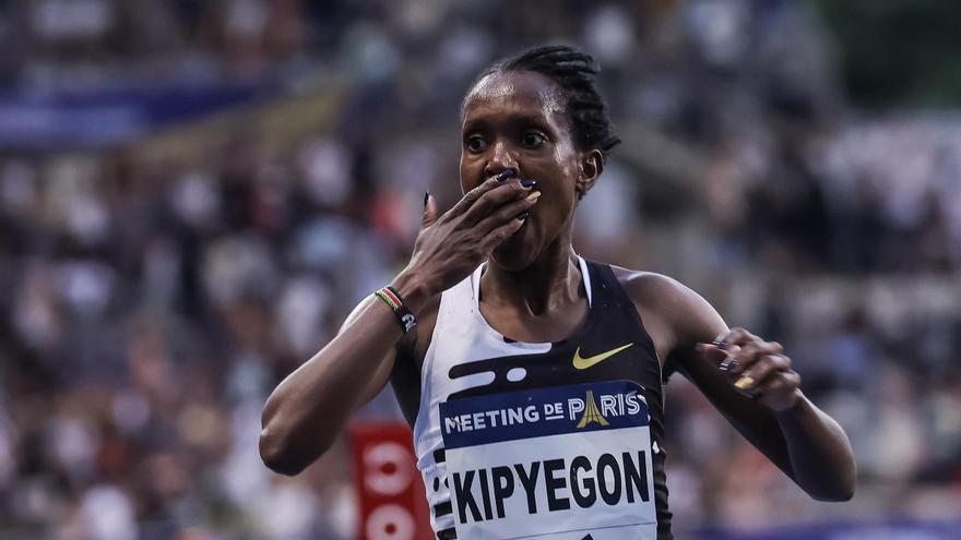 Faith Kipyegon establece un nuevo récord del mundo de los 1.500