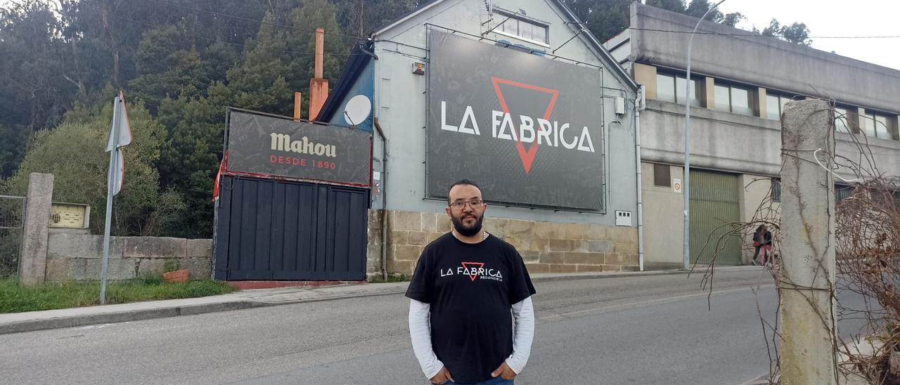 Clemente Bastos, ayer, ante la discoteca La Fábrica. // FdV