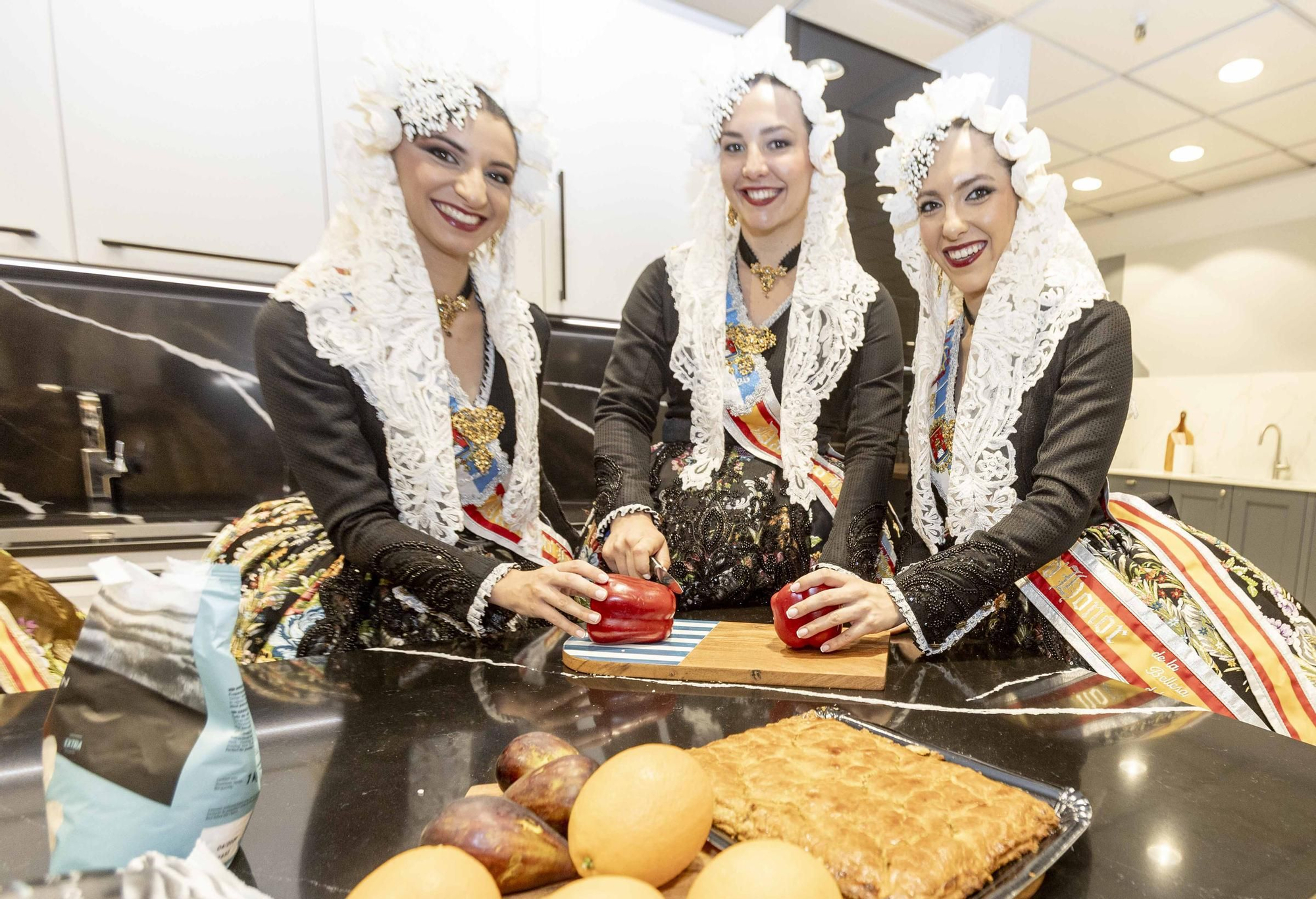 La Bellea del Foc y sus damas de honor cocinan la Fiesta a fuego lento