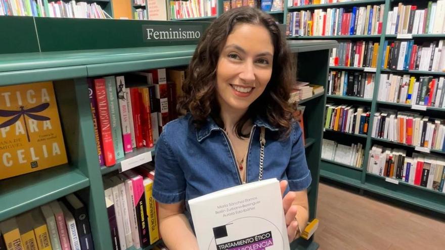 María Sánchez-Ramos, con el libro 'Tratamiento ético de la violencia de género en los medios'