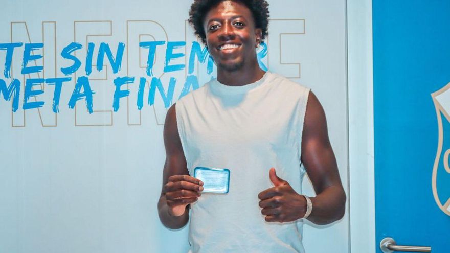 Mahamadou Balde, con su abono para la próxima temporada. | CDT