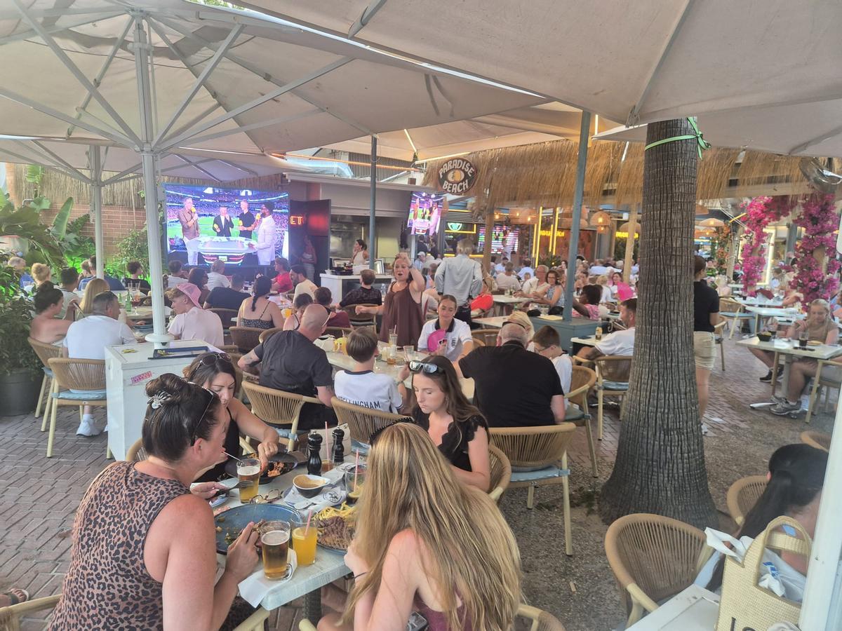 Aficionados ingleses se han concentrado en la zona de Magaluf (Calvià) para disfrutar del encuentro Argentina-Inglaterra.