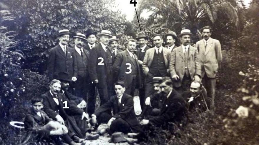 Excursión da Irmandade da Fala en Pontedeume (1919), nunha imaxe na que aparecen sinalados Francisco Tettamancy (1), Manuel Lugrís (2), Jenaro Marinhas pai (3) e Xosé Iglesias Roura (4).