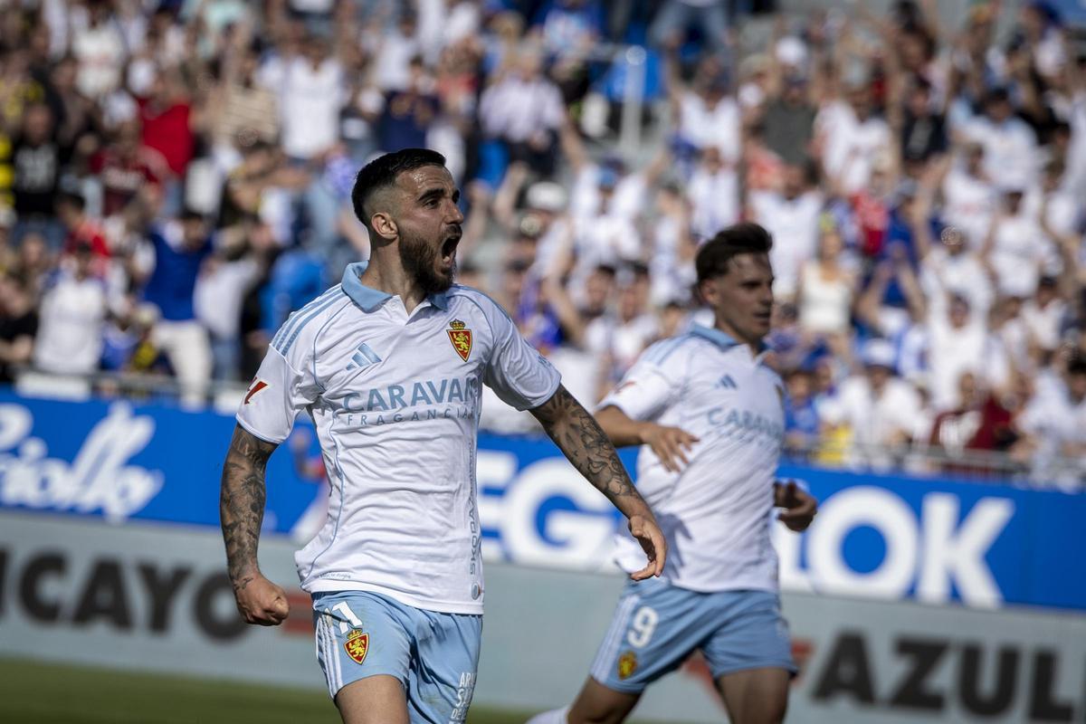 Rober celebra el tanto marcado al Ceuta en el Ibercaja Estadio.